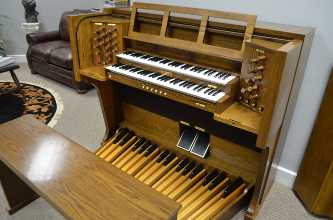 Viscount church organ with 32 note pedals and 2 full manuals - Organ Pianos
